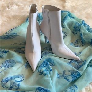 Jeffrey Campbell size 8 white bootie